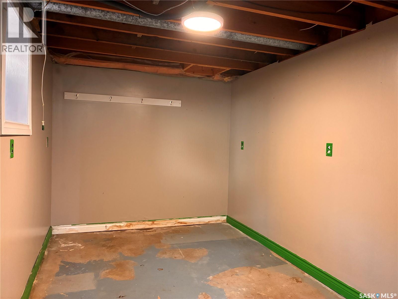 217 3A STREET E - 32