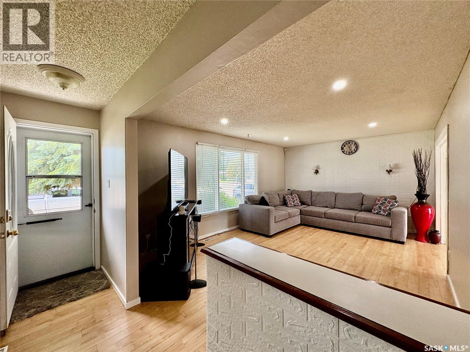 10 Mackie CRESCENT - 8