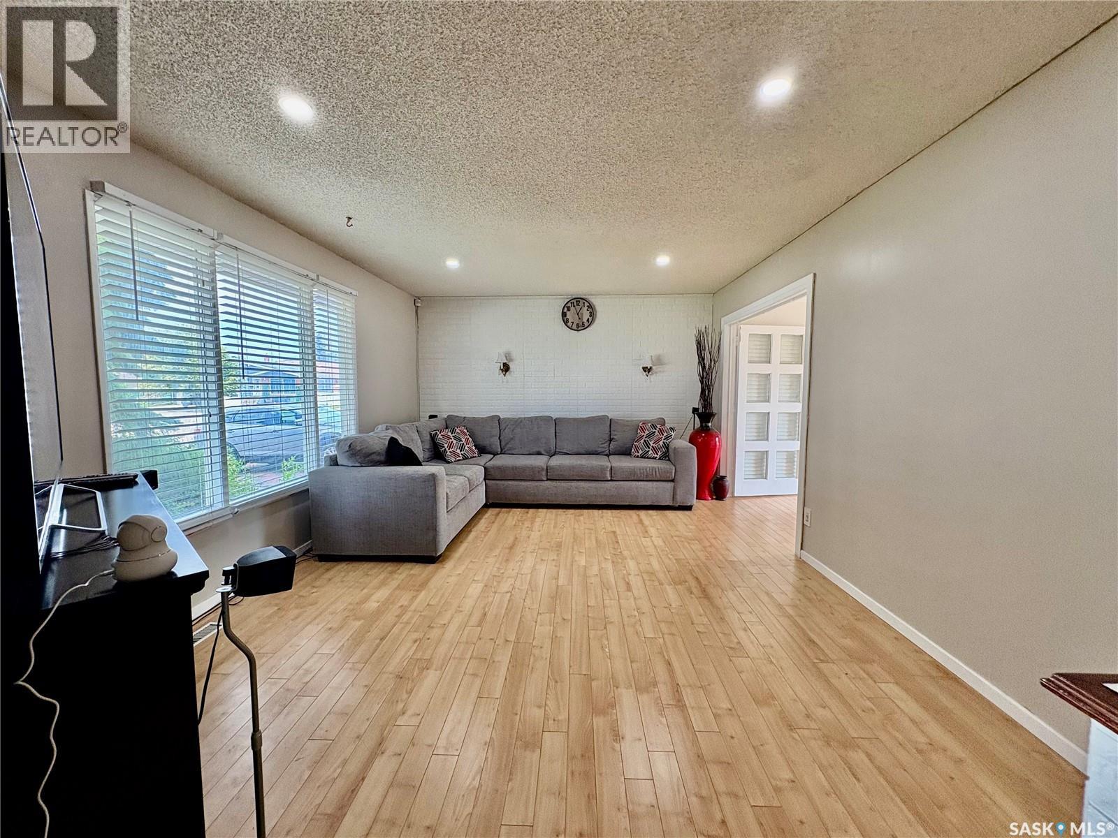 10 Mackie CRESCENT - 9