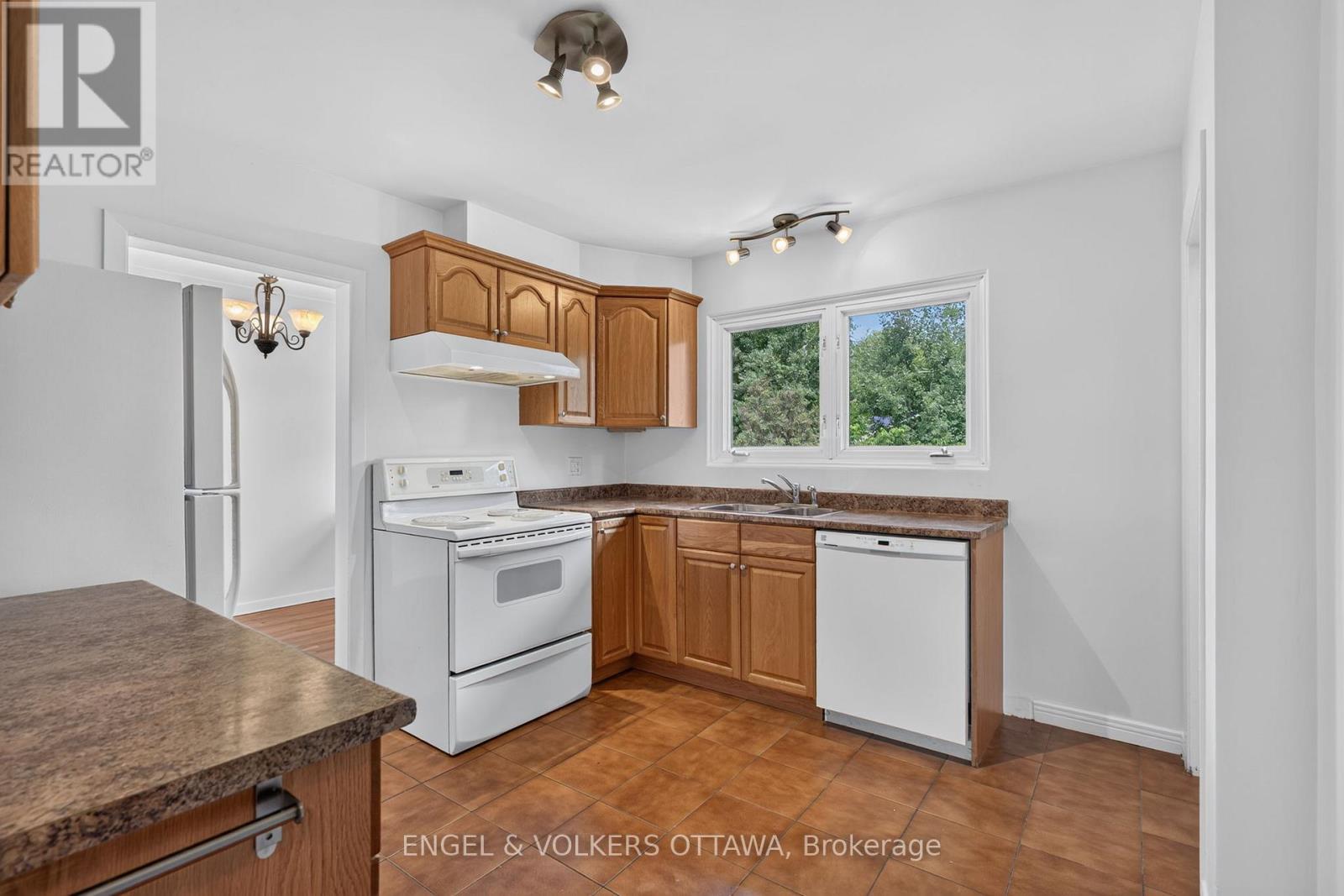 4 Bed, 2 Bath House for Sale in Ottawa – 2439 ALTA VISTA DRIVE, Ottawa – MLS# X13581196 - Image 10