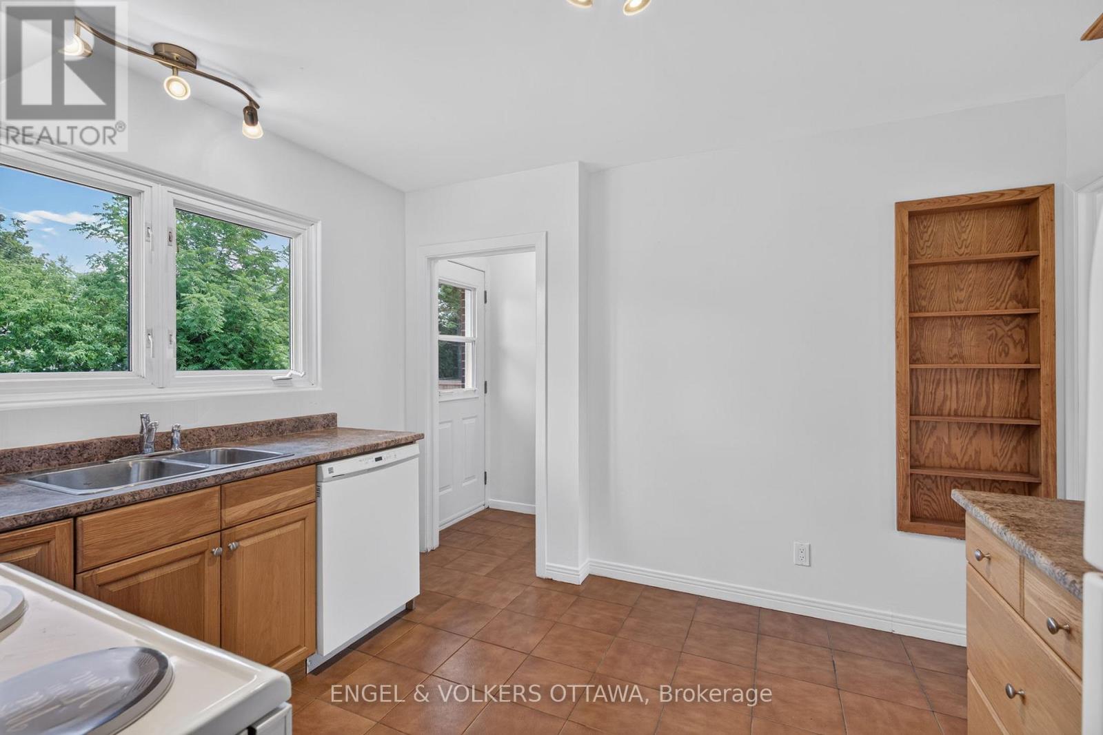 4 Bed, 2 Bath House for Sale in Ottawa – 2439 ALTA VISTA DRIVE, Ottawa – MLS# X13581196 - Image 12