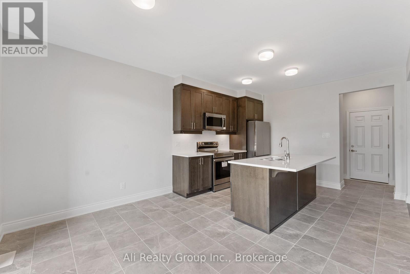 4 Bed, 3 Bath House for Rent in Ottawa – 110 YEARLING CIRCLE, Ottawa – MLS# X13581210 - Image 3