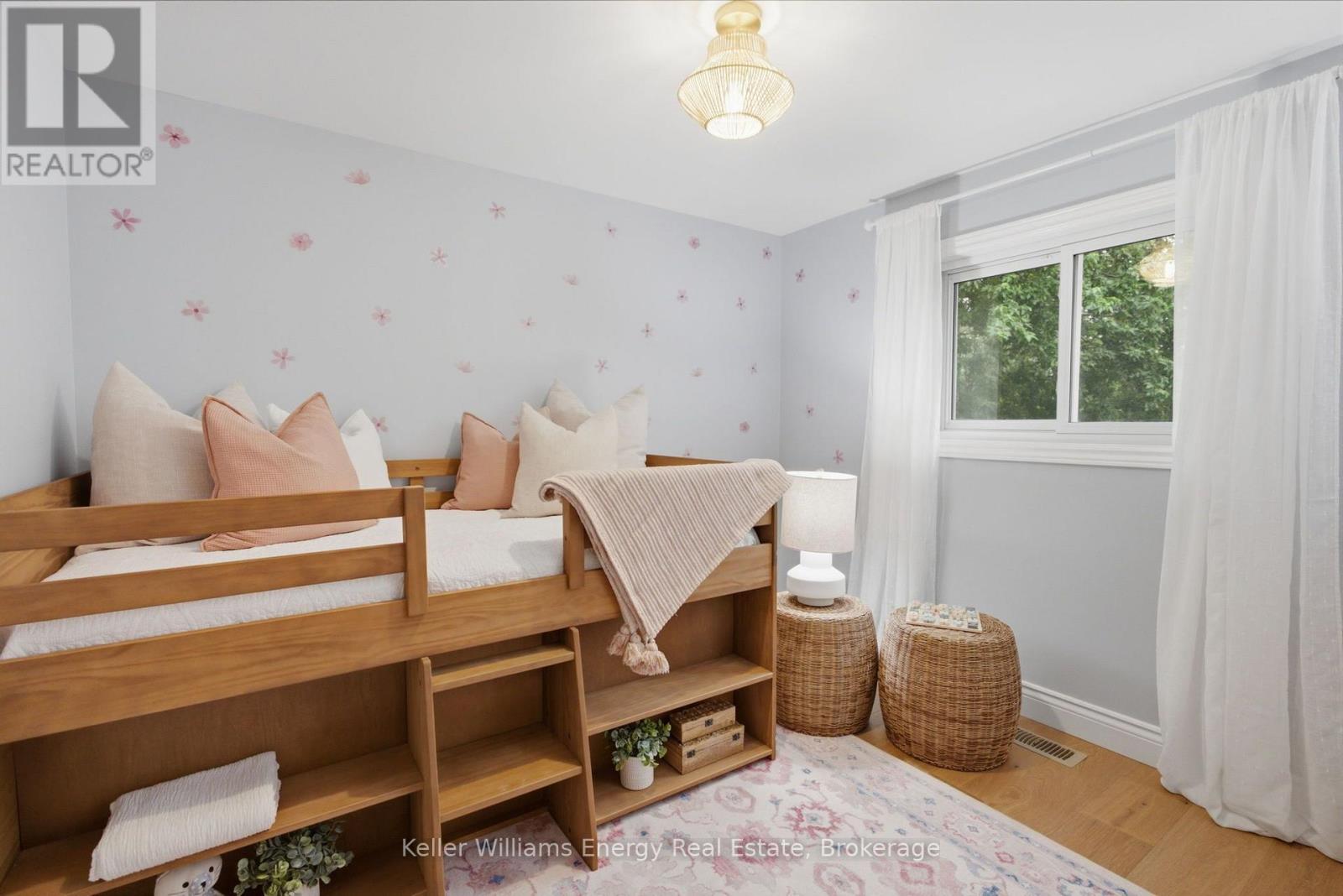 150 LARGE CRESCENT - Image 32