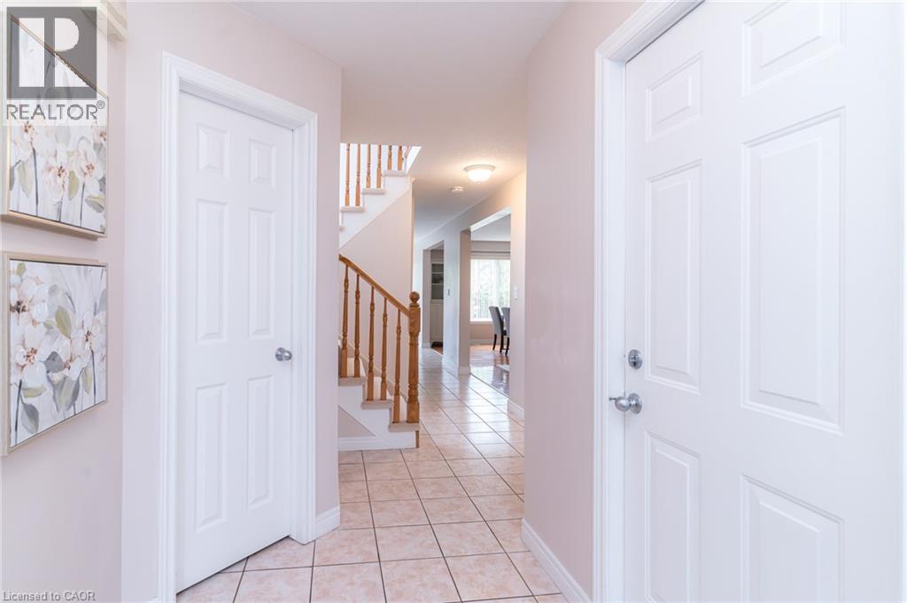 566 AVIGNON Place, Waterloo, Ontario, N2T2X5, Waterloo, Ontario — photo 4 of 5