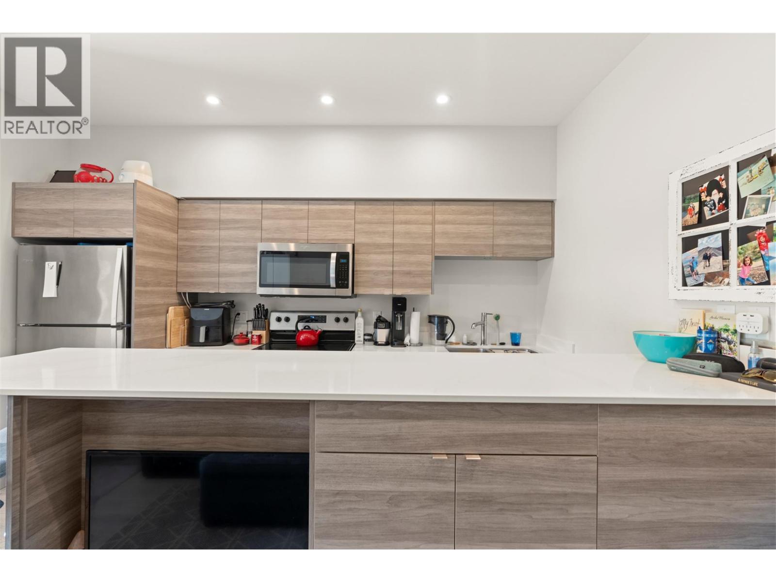 #303 2555 Lakeshore Road - 23