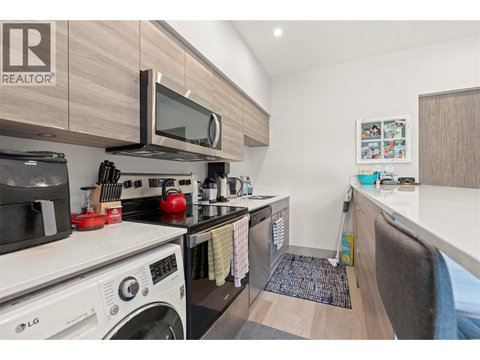 #303 2555 Lakeshore Road - 25
