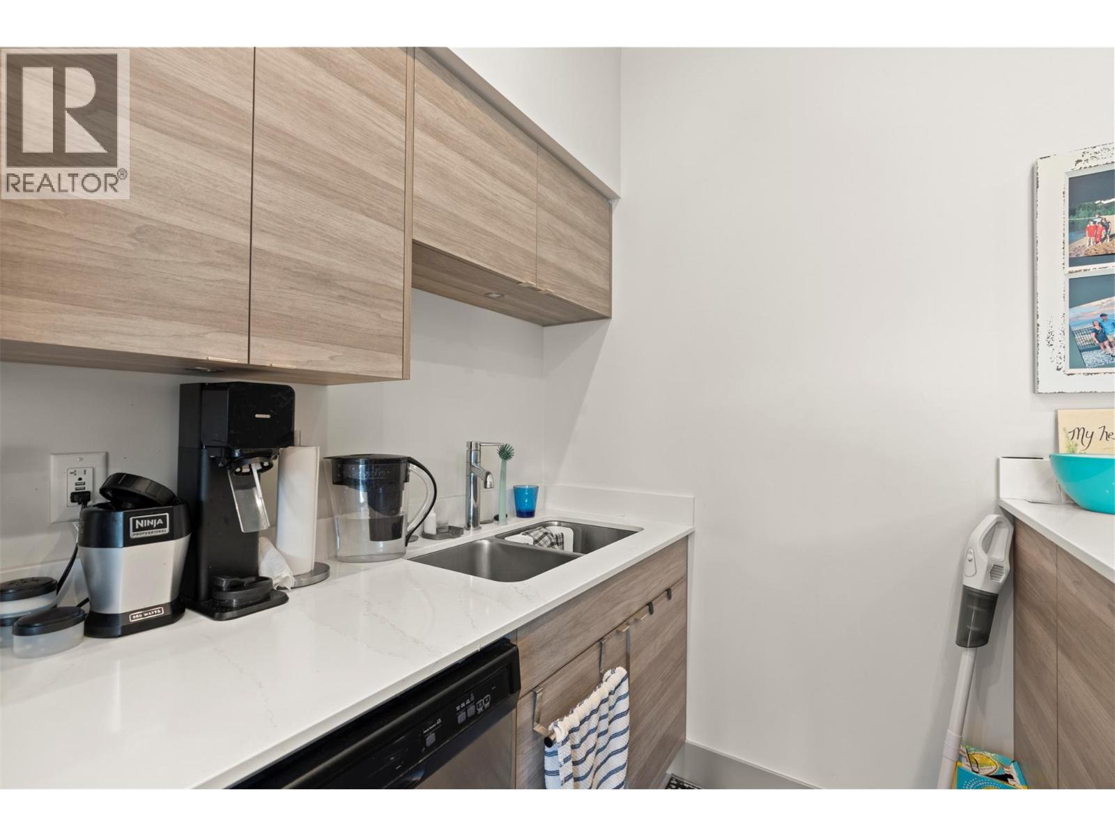 #303 2555 Lakeshore Road - 27