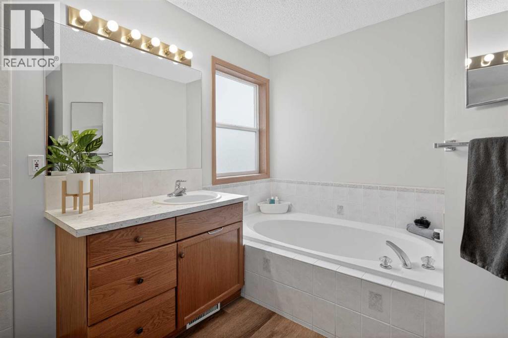 72 Springs Crescent SE - 16