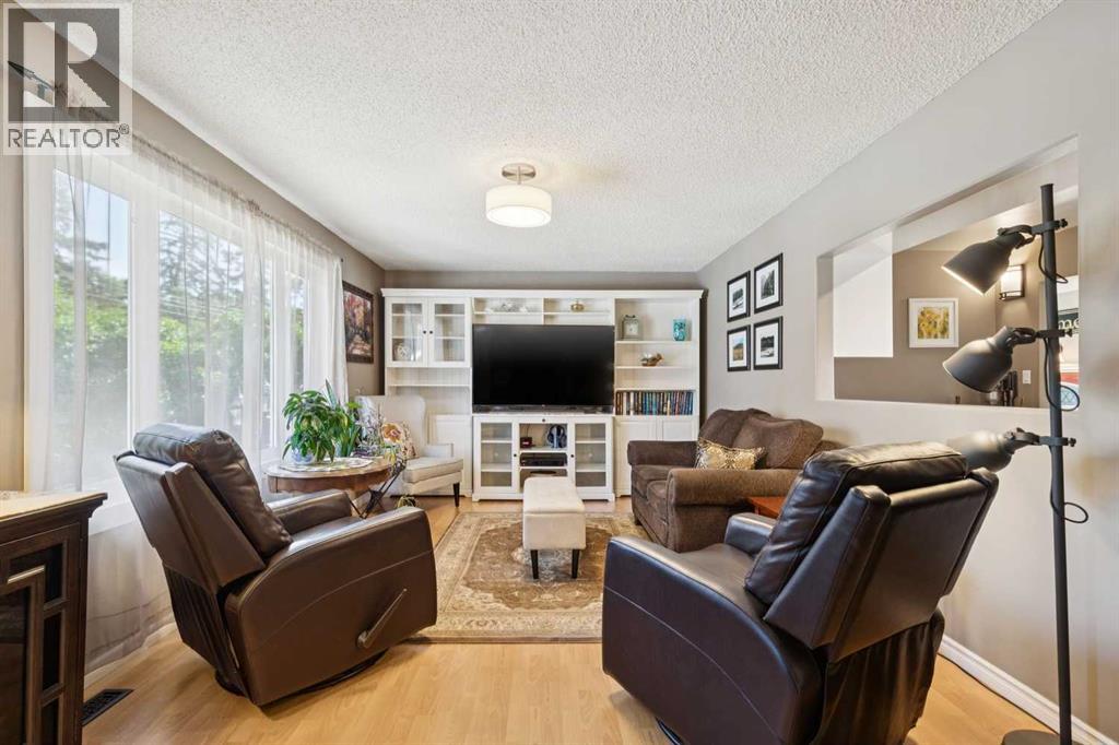 6111 Bow Crescent NW, Bowness, Calgary photo 3