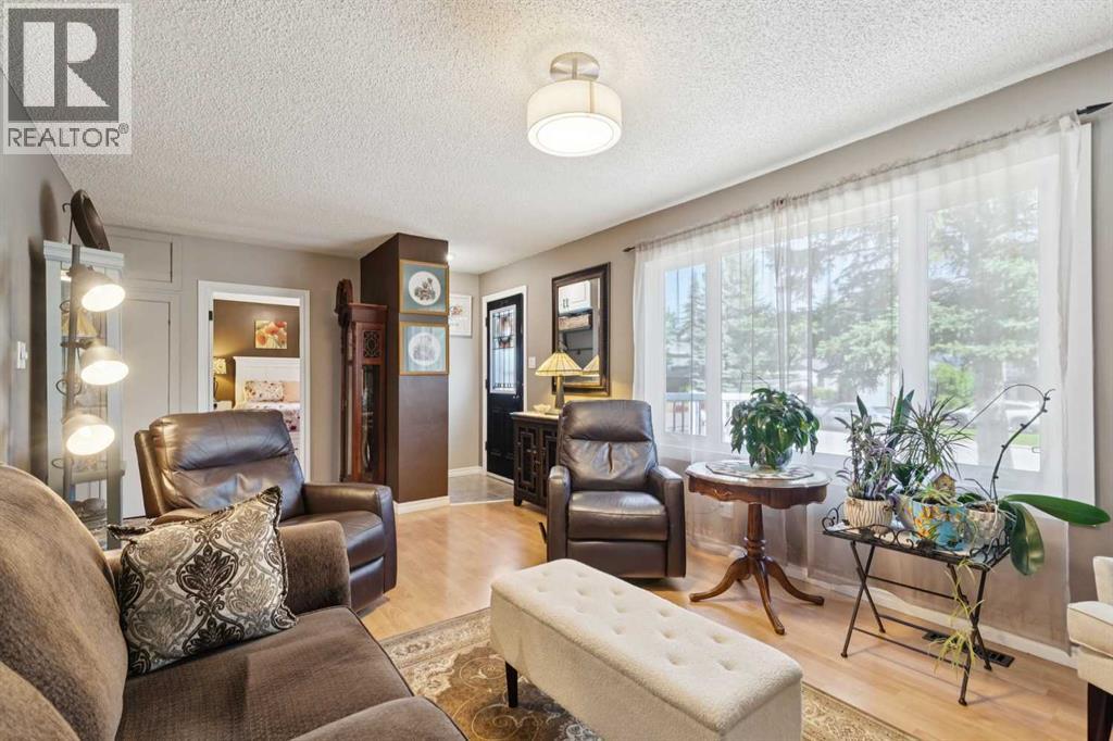 6111 Bow Crescent NW, Bowness, Calgary photo 5