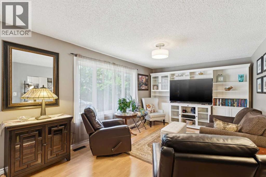6111 Bow Crescent NW, Bowness, Calgary photo 2