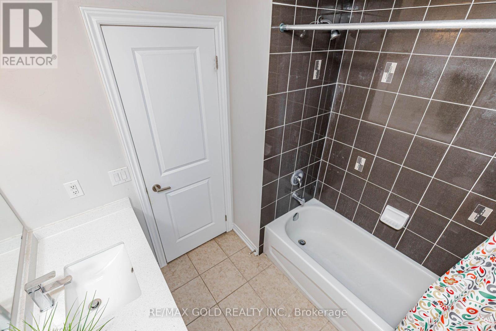 #205 276 GATWICK DRIVE - 44