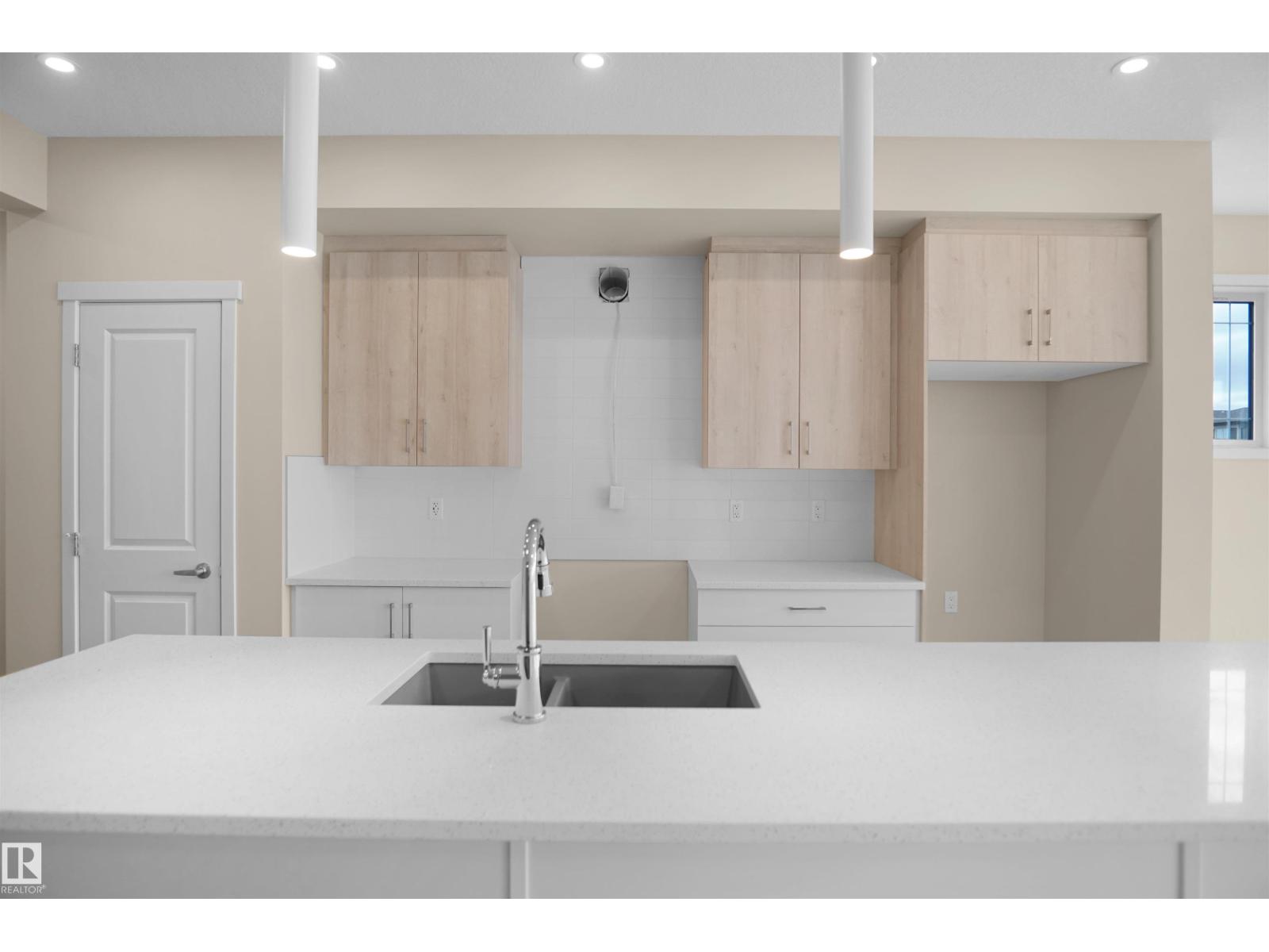 22915 95 AV NW - 17