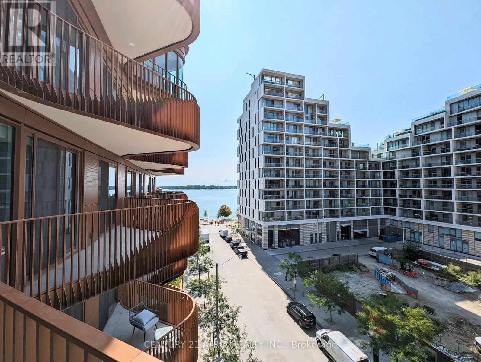 #523 155 MERCHANTS' WHARF - Image 25