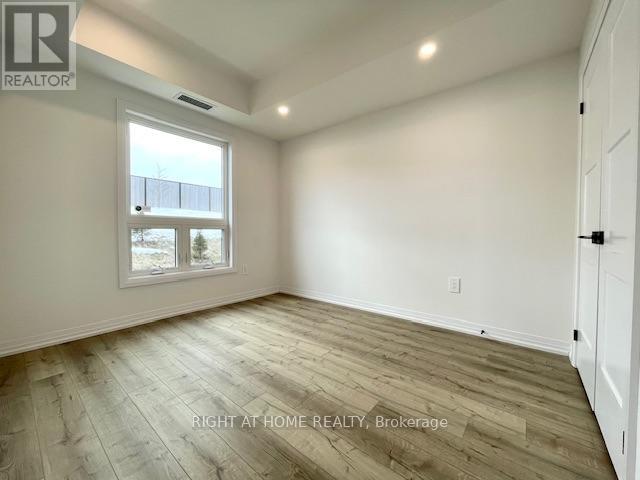 #102 15 KNEESHAW DRIVE - 12