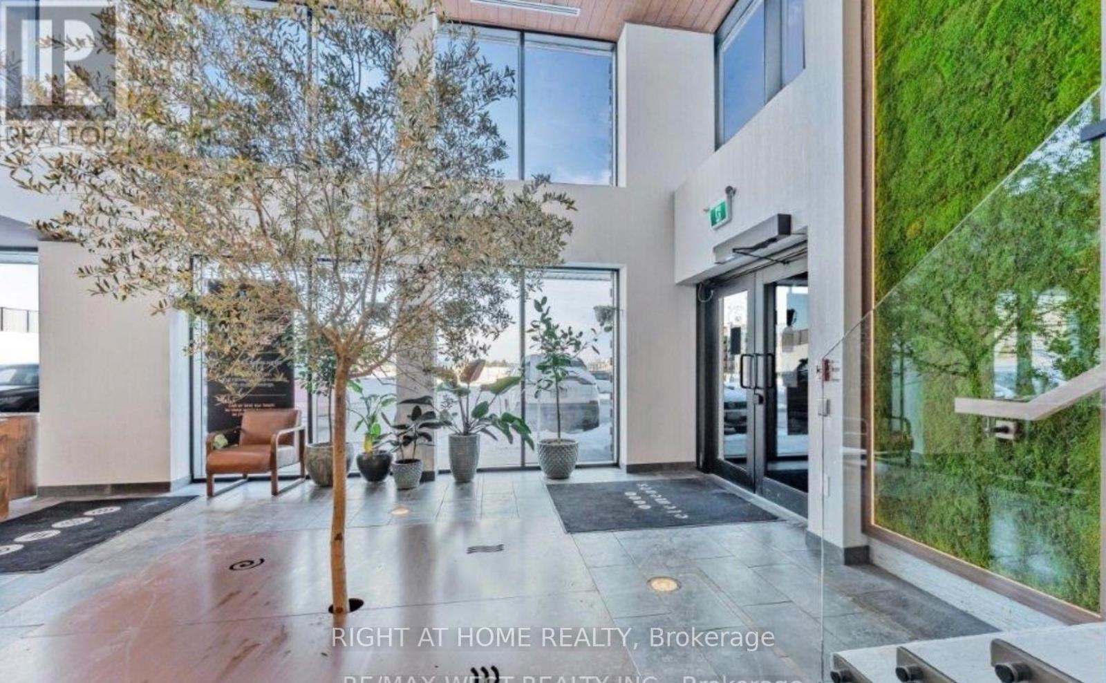#102 15 KNEESHAW DRIVE - 28