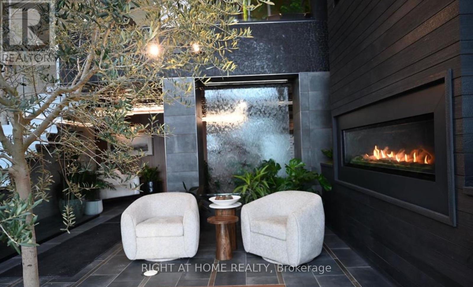 #102 15 KNEESHAW DRIVE - 34