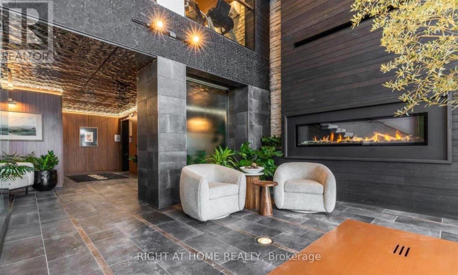 #102 15 KNEESHAW DRIVE - 35
