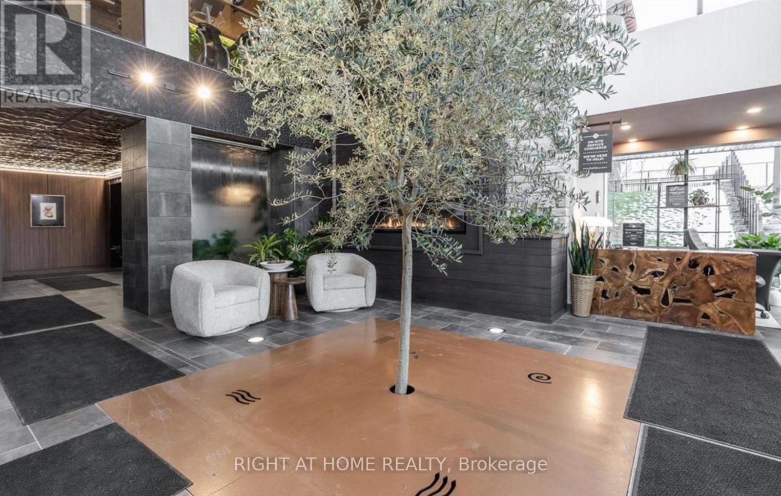 #102 15 KNEESHAW DRIVE - 36