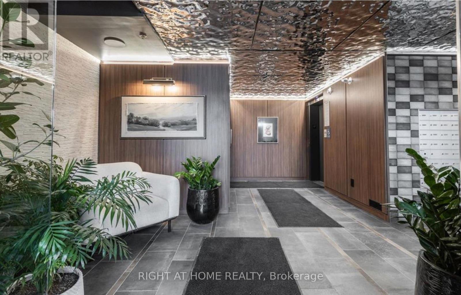#102 15 KNEESHAW DRIVE - 37