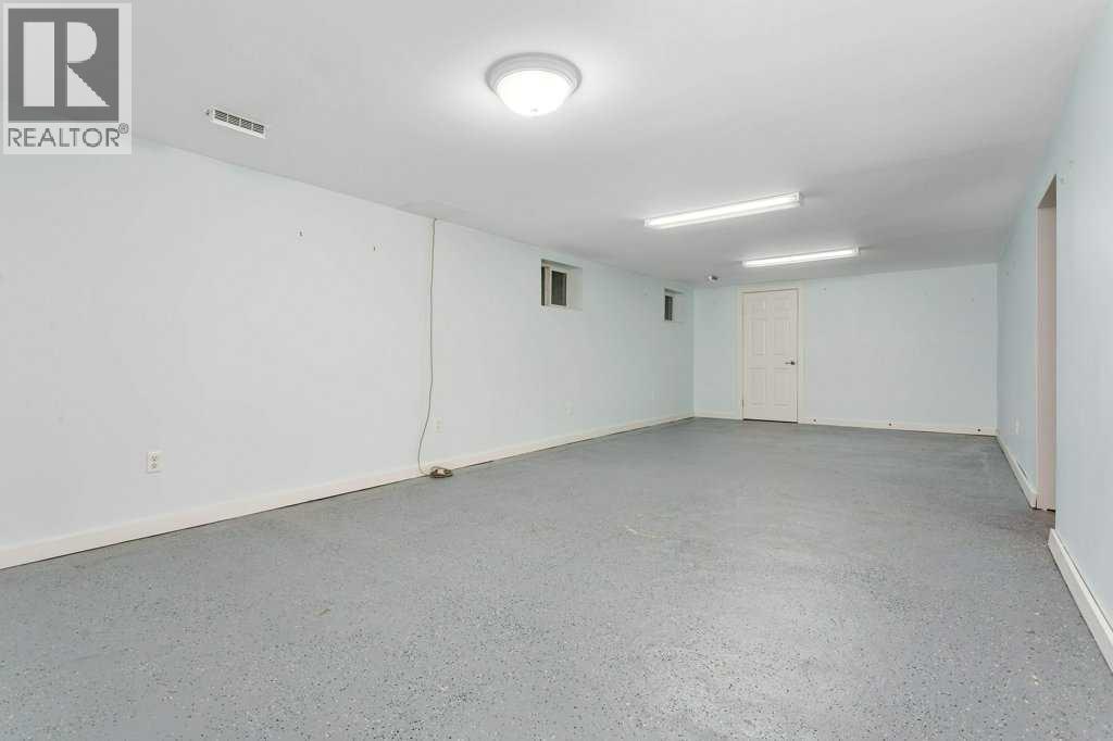 5126 52 Avenue - Image 32