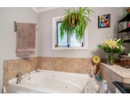 12528 Pinewood Crescent, Surrey, BC V3V2L5 Photo 17