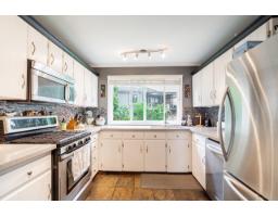 12528 Pinewood Crescent, Surrey, BC V3V2L5 Photo 9