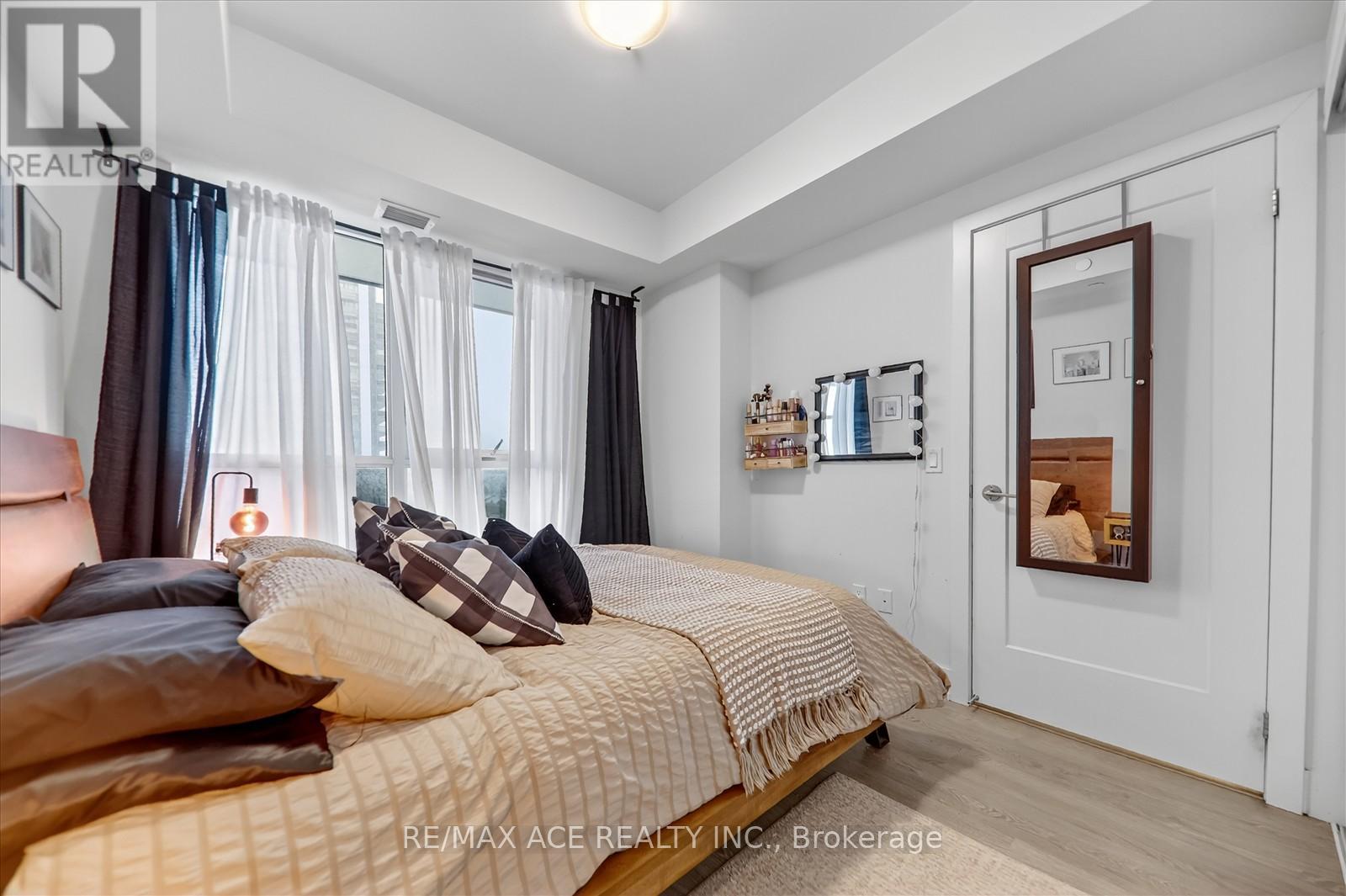 #809 2550 SIMCOE STREET N - 32