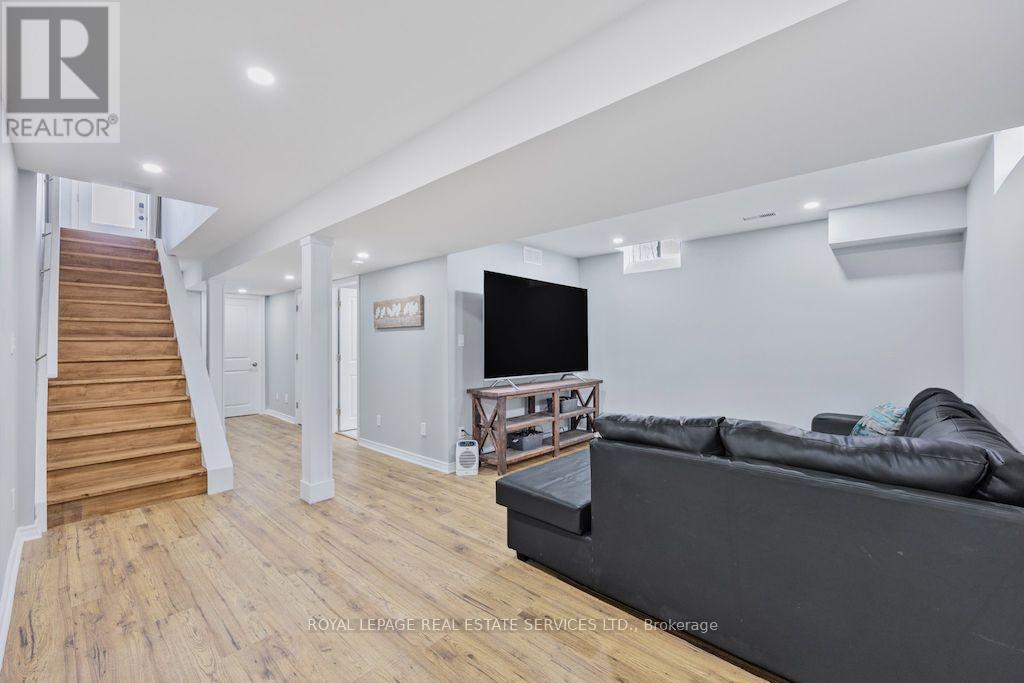 74 ROBERT STREET S - 23