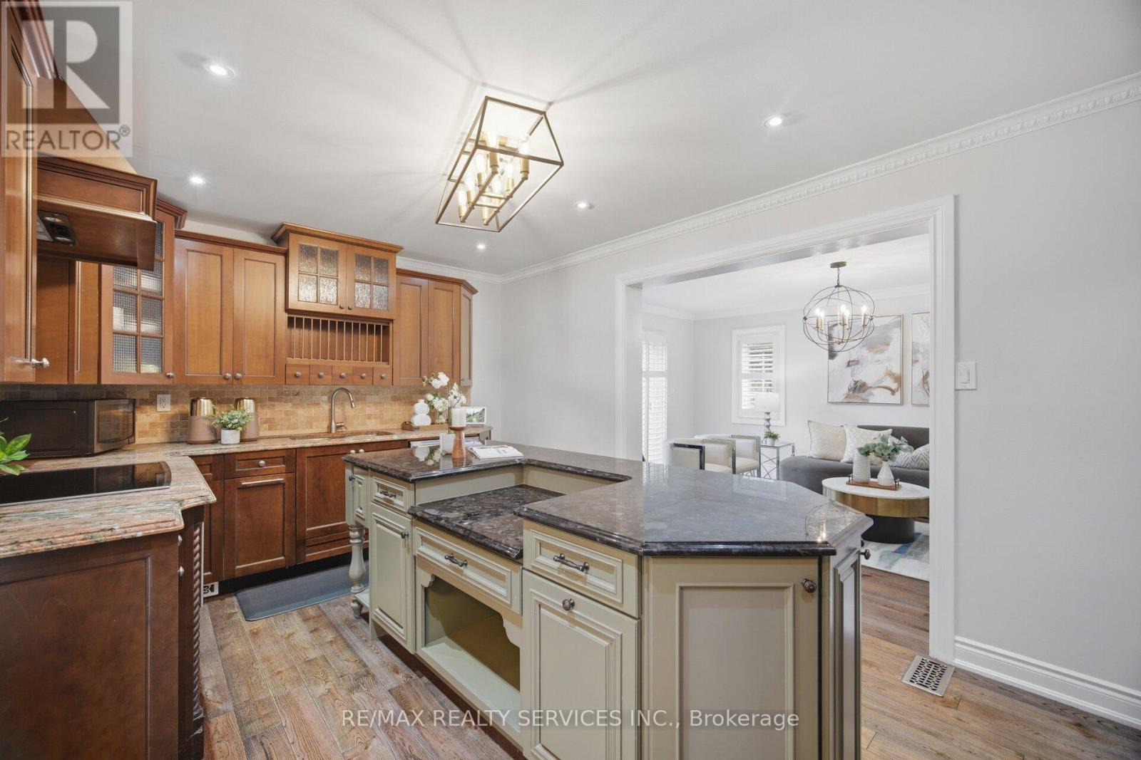 35 GLENMANOR DRIVE - 13