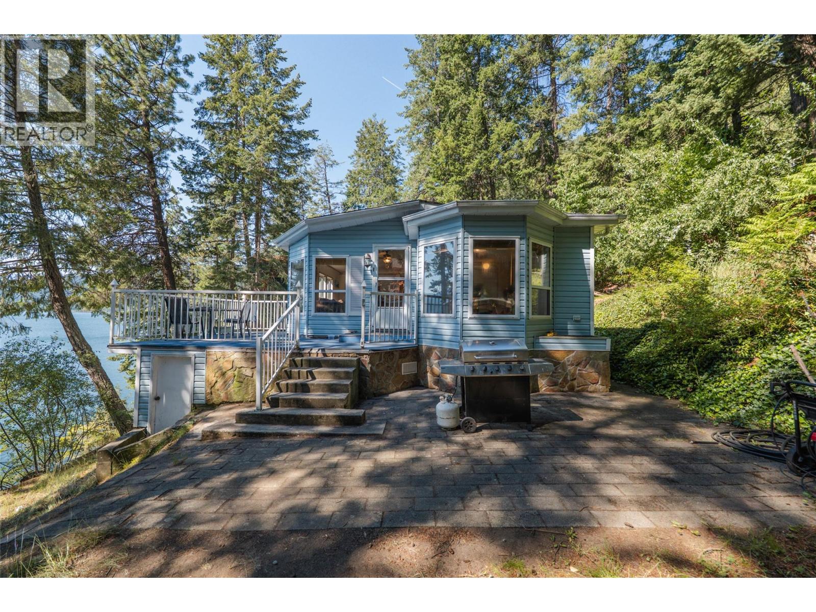 4218 Woodbury Village Road, Ainsworth