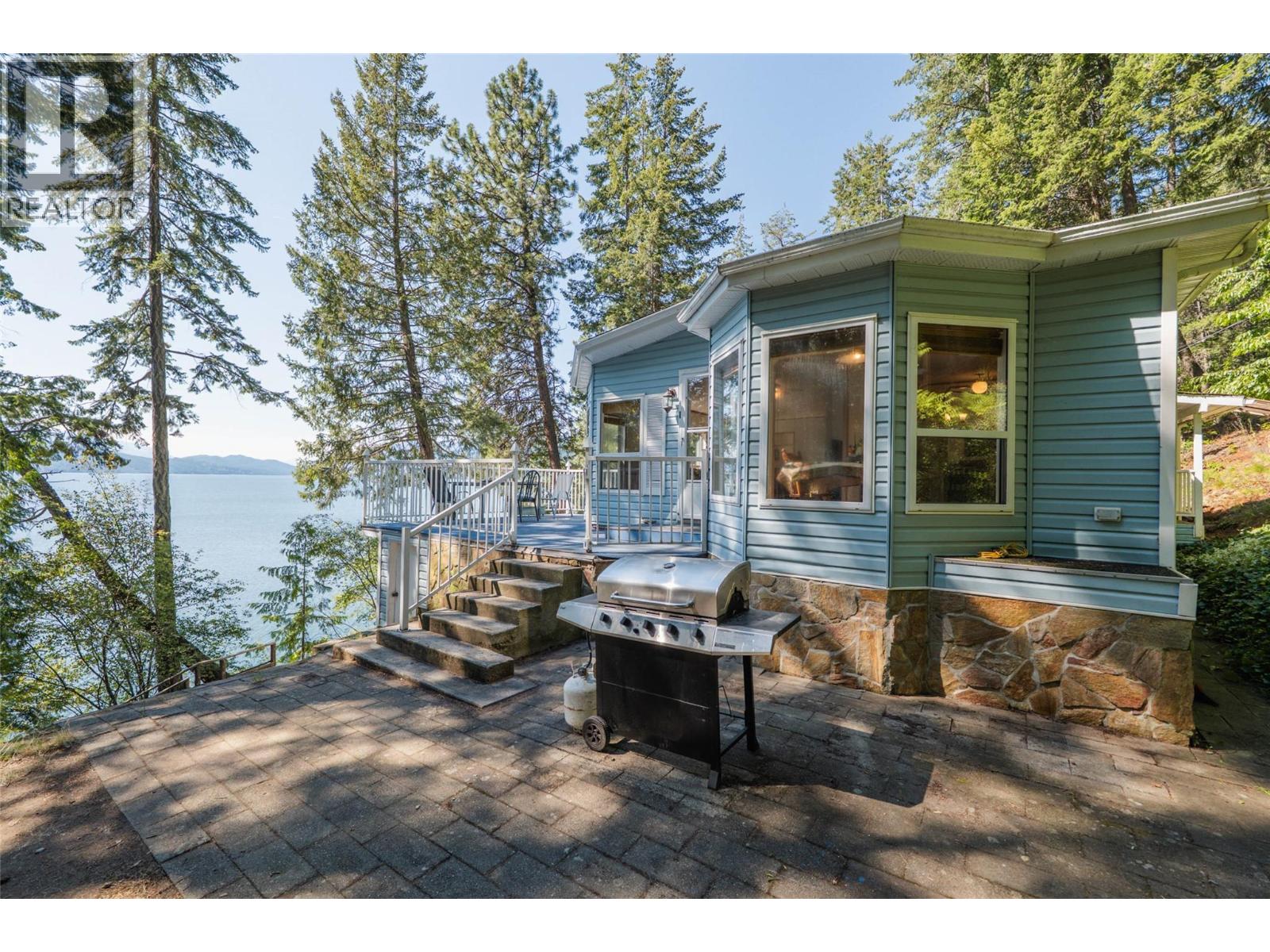 4218 Woodbury Village Road, Ainsworth