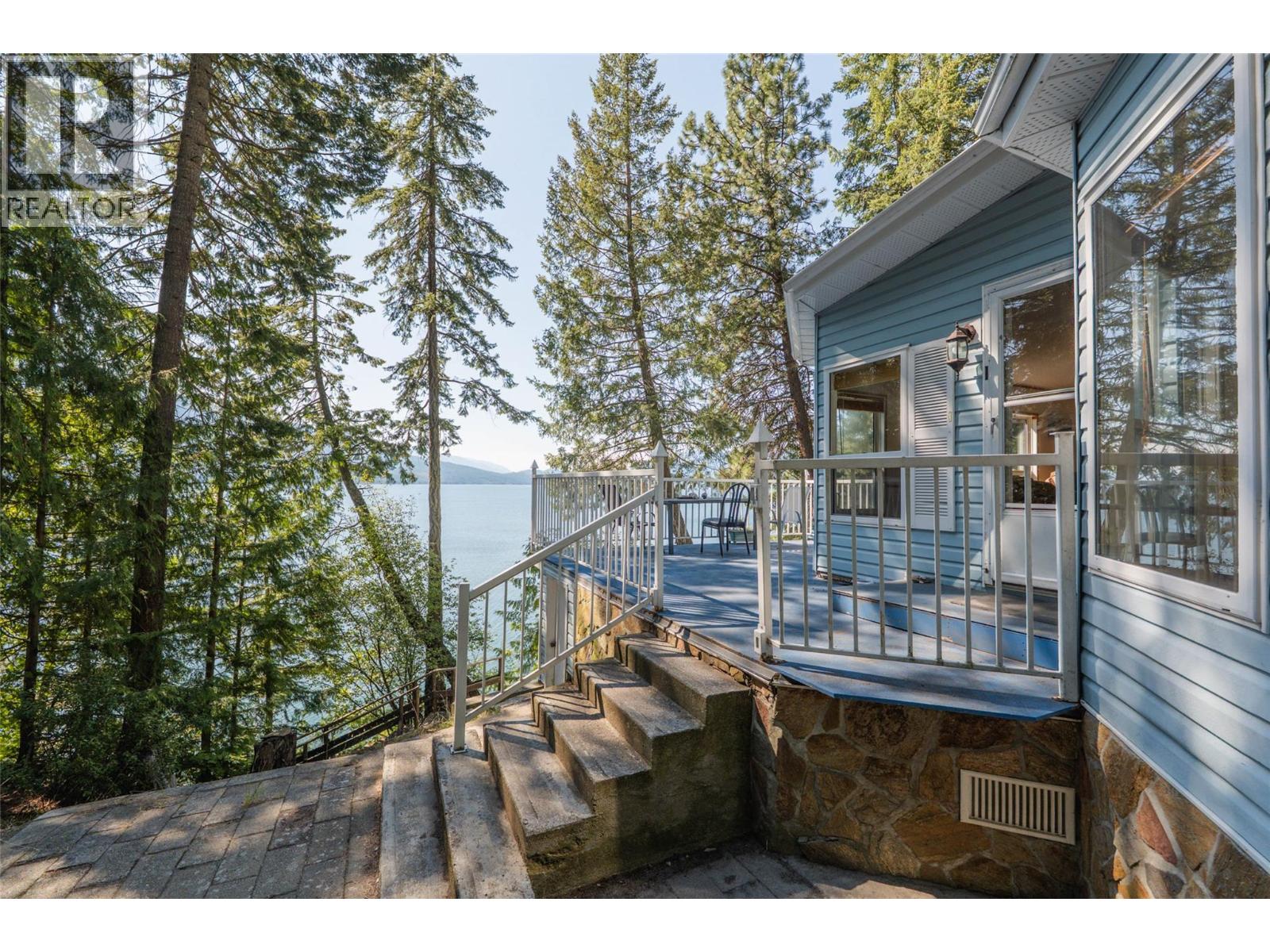 4218 Woodbury Village Road, Ainsworth