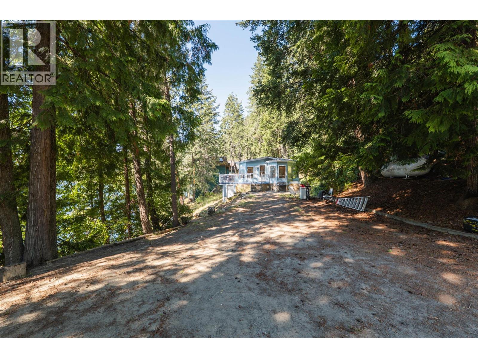 4218 Woodbury Village Road, Ainsworth