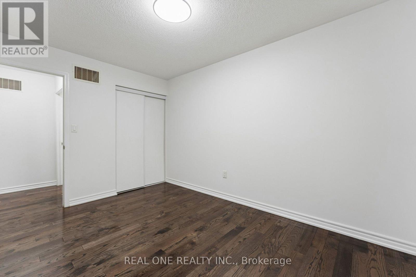 30 HENNEBERRY LANE - 30