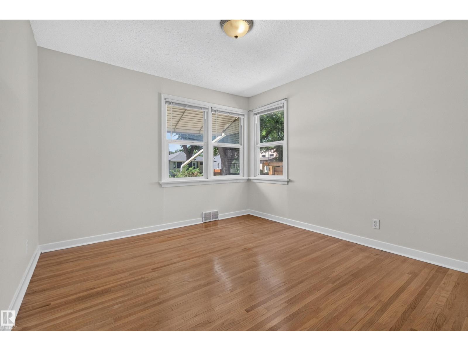 8817 91 ST NW - 23