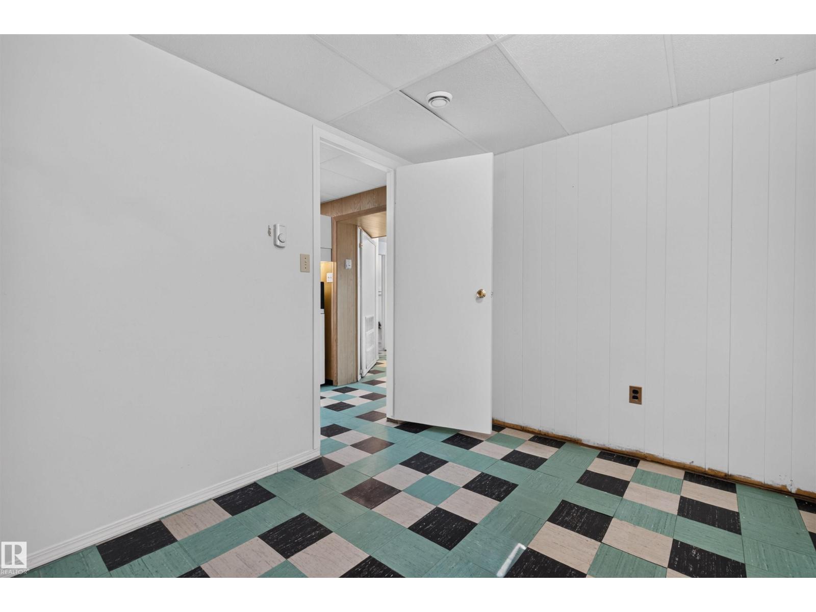 8817 91 ST NW - 33