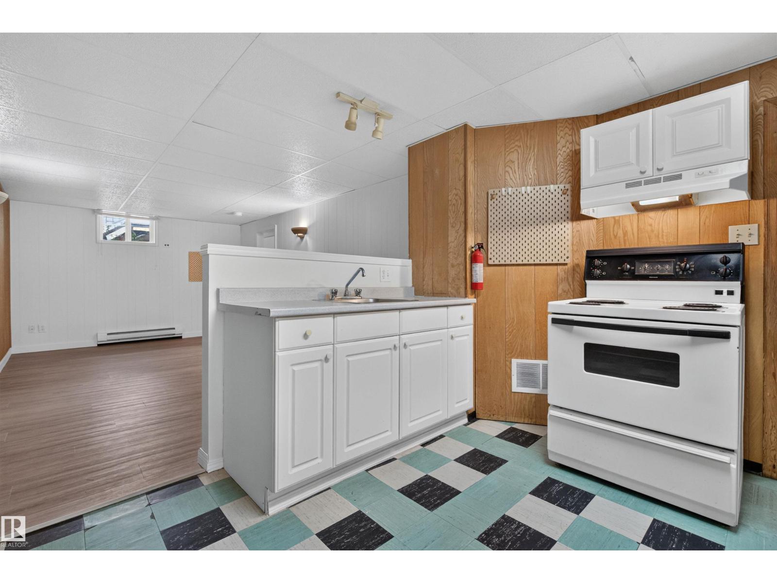 8817 91 ST NW - 36