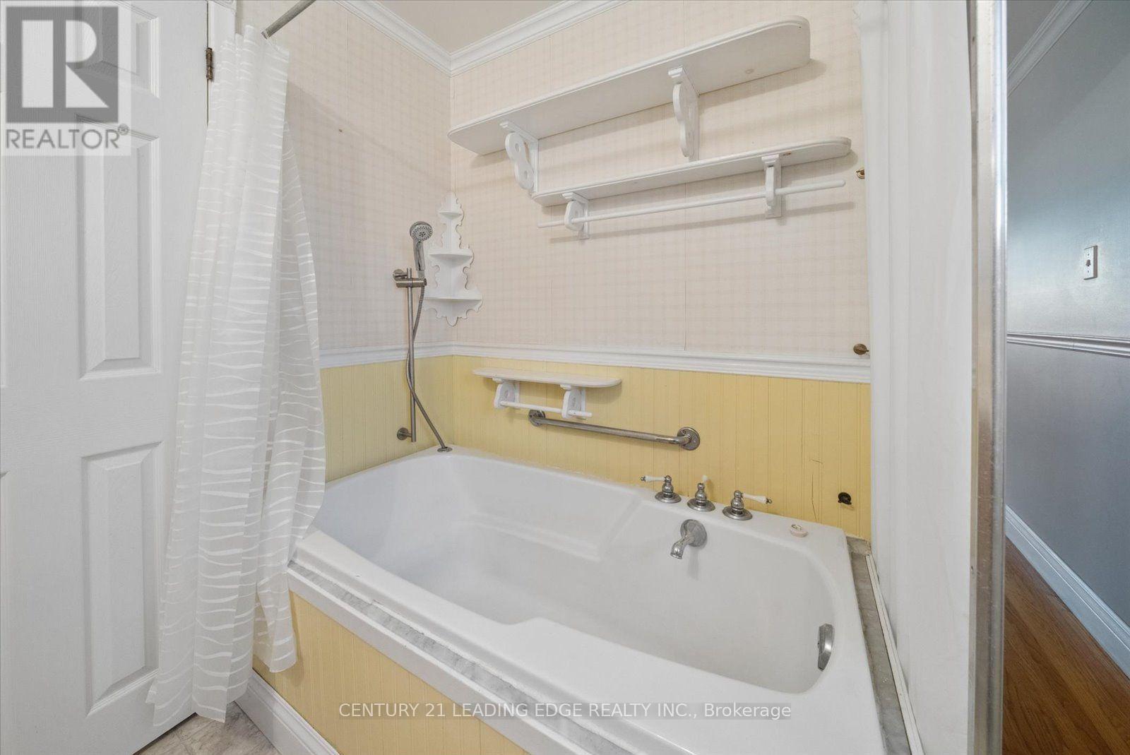 6 THOMAS KINNEAR COURT - 35