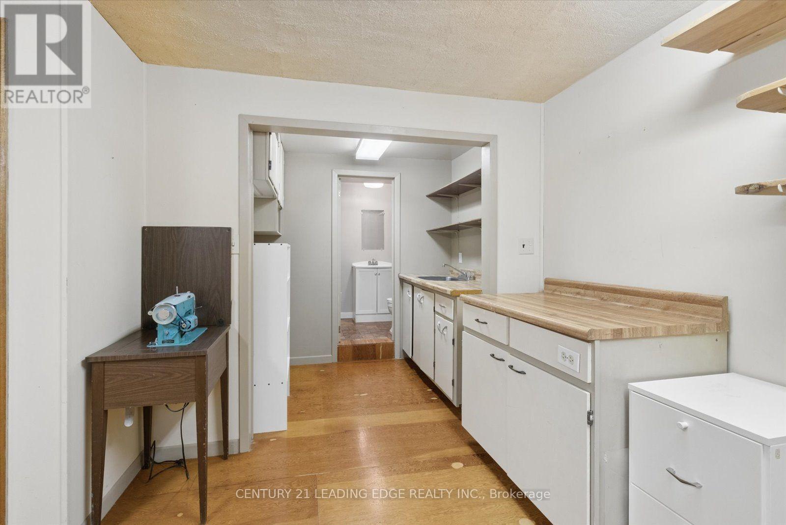 6 THOMAS KINNEAR COURT - 40