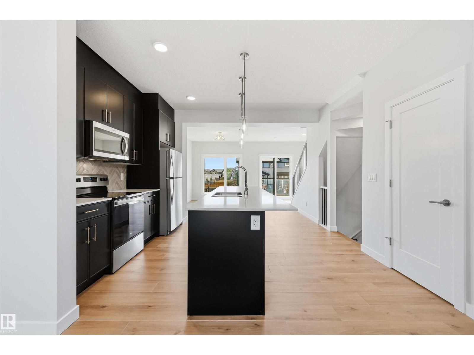 #4 11910 35 AV SW - 14