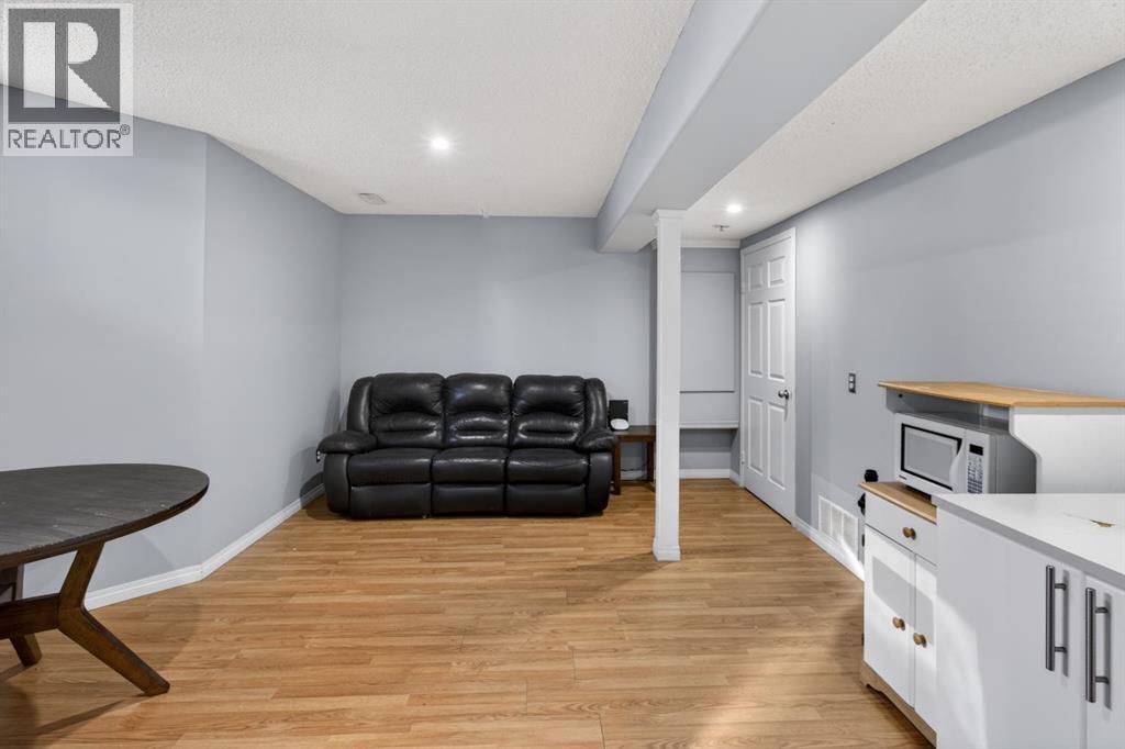 108 Kodiak Crescent - 32