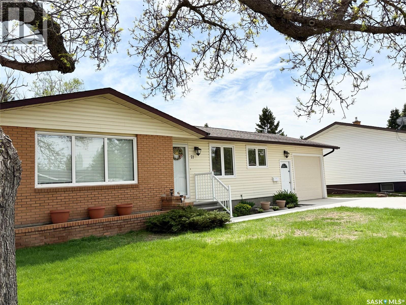 71 Dalebrooke DRIVE - 1
