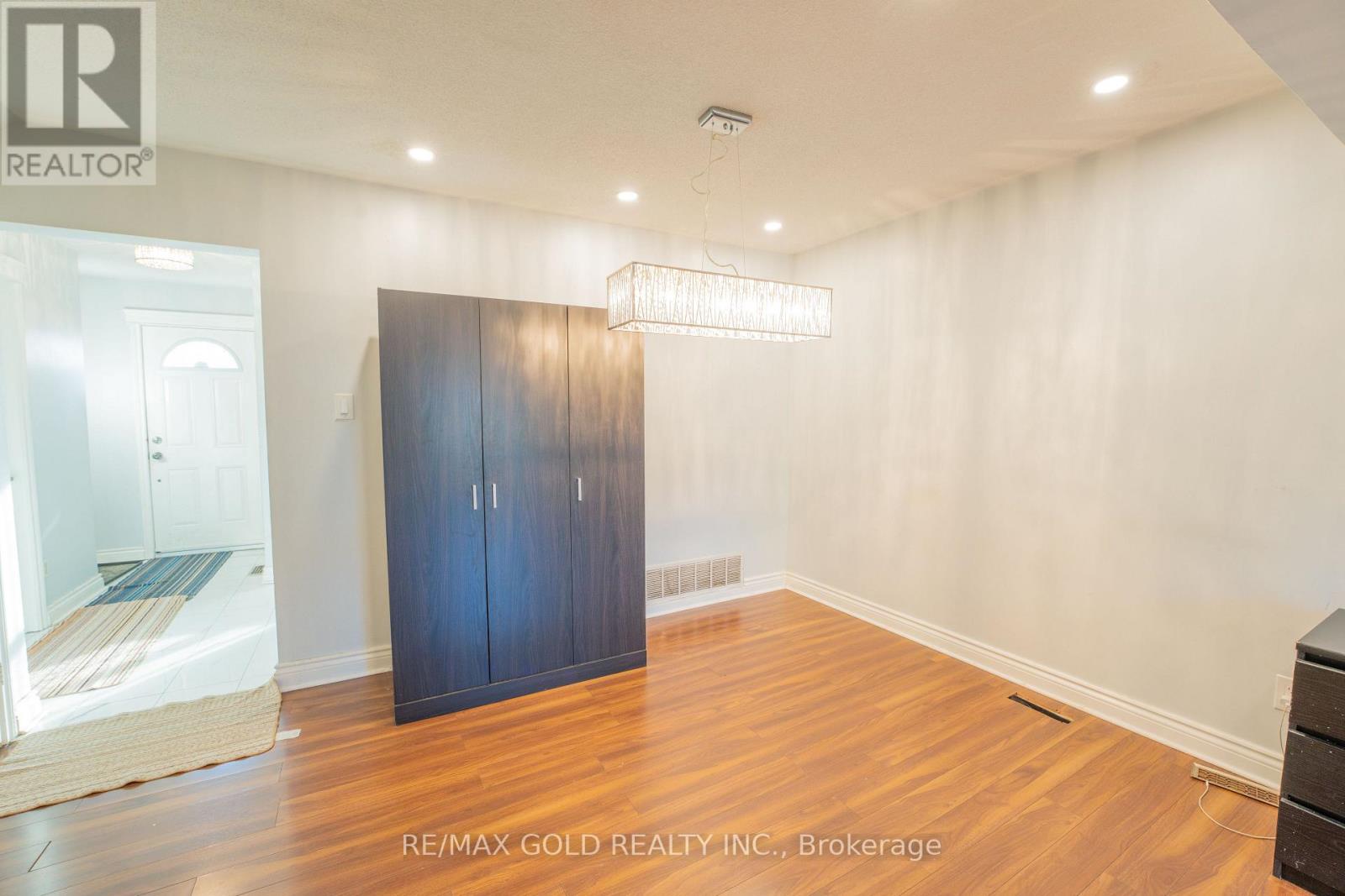 #107 900 CENTRAL PARK DRIVE - 16
