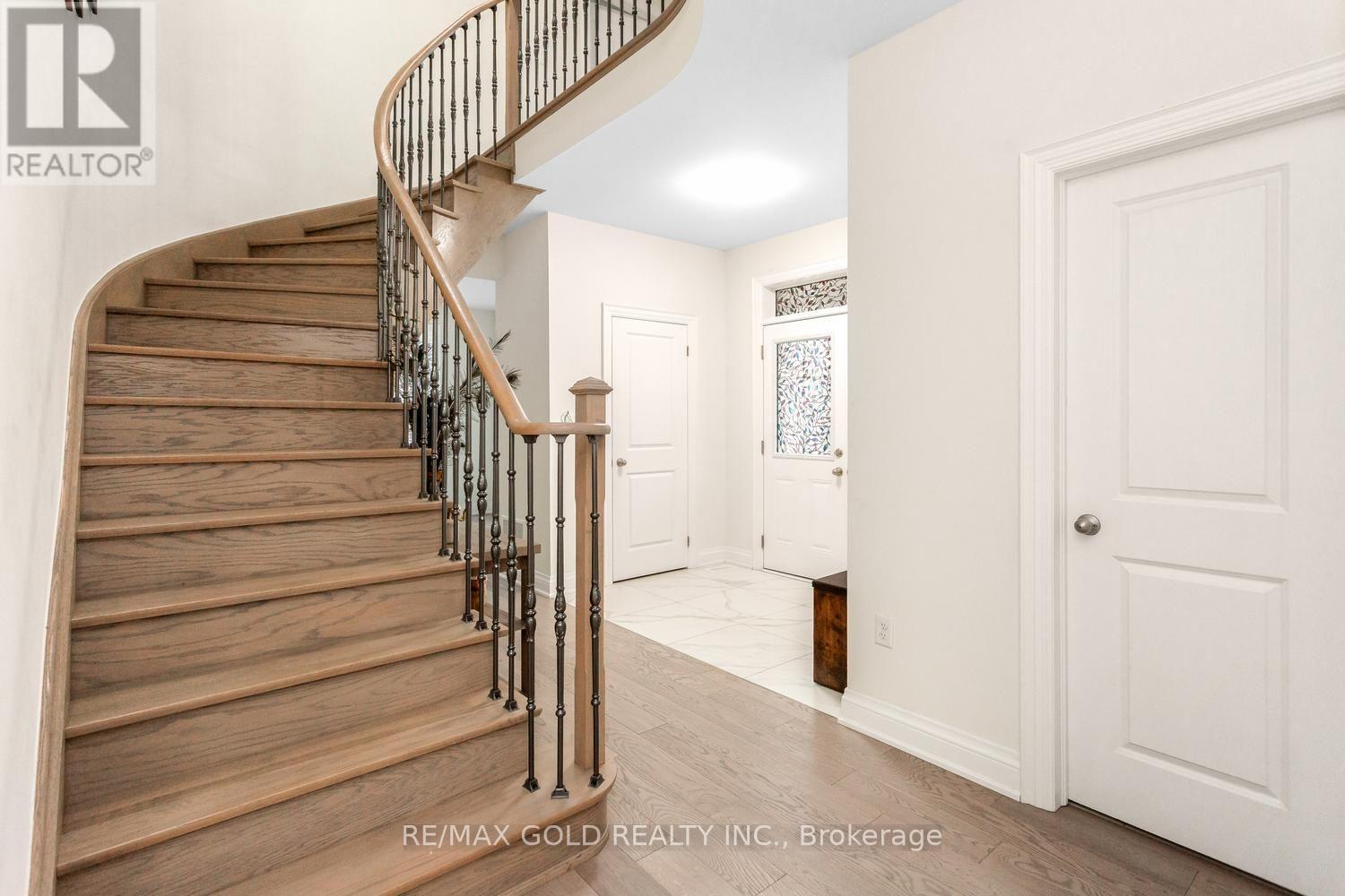 15 FARRINGDON CRESCENT - 10
