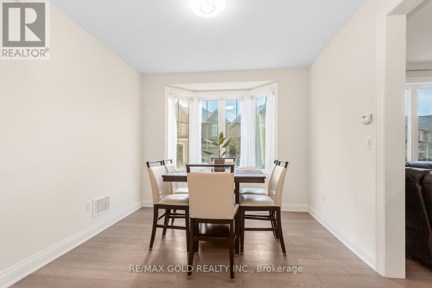 15 FARRINGDON CRESCENT - 13