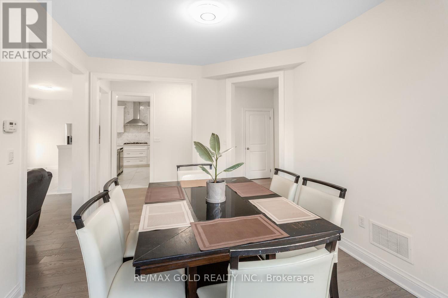 15 FARRINGDON CRESCENT - 14