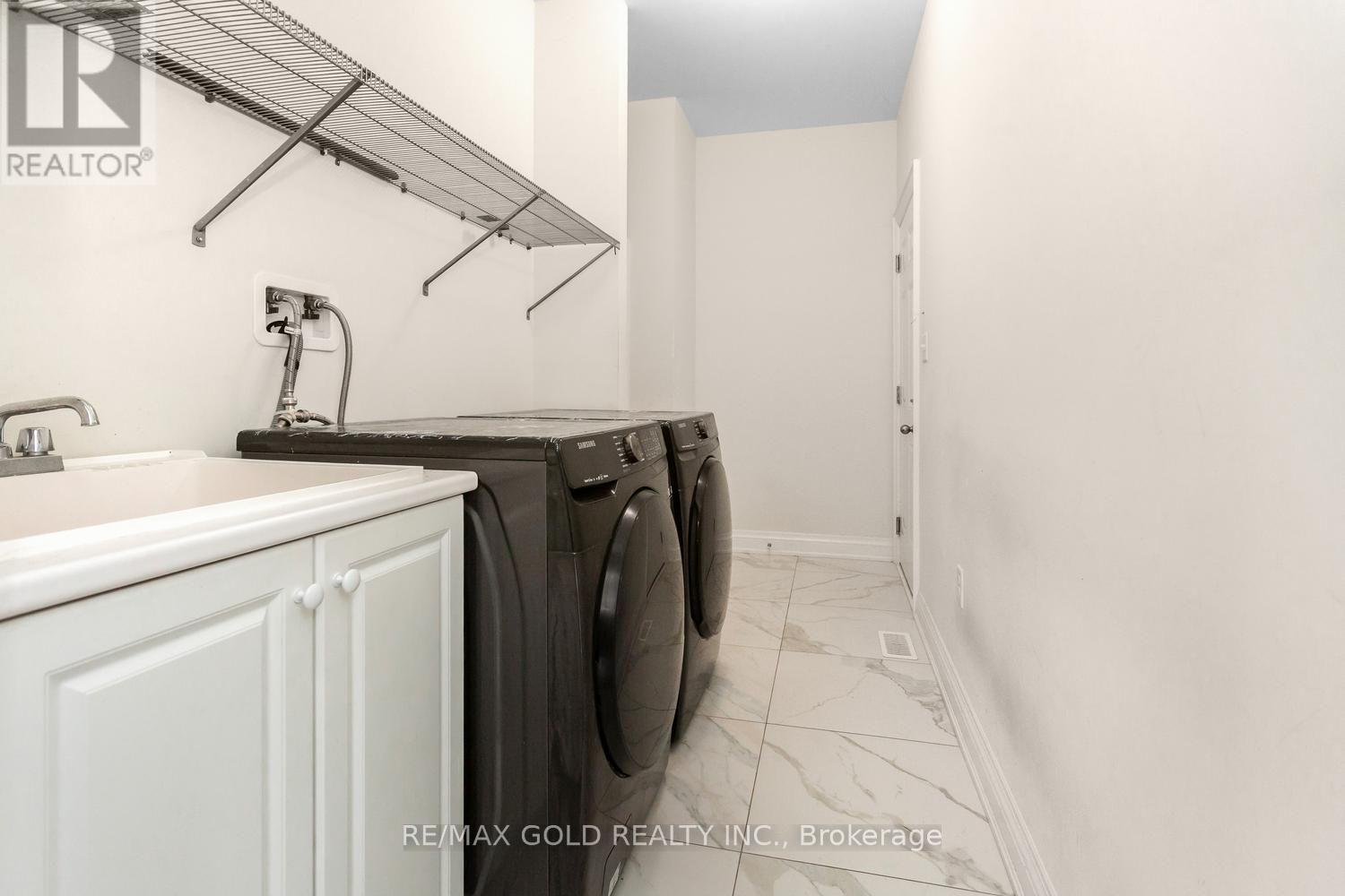 15 FARRINGDON CRESCENT - 26