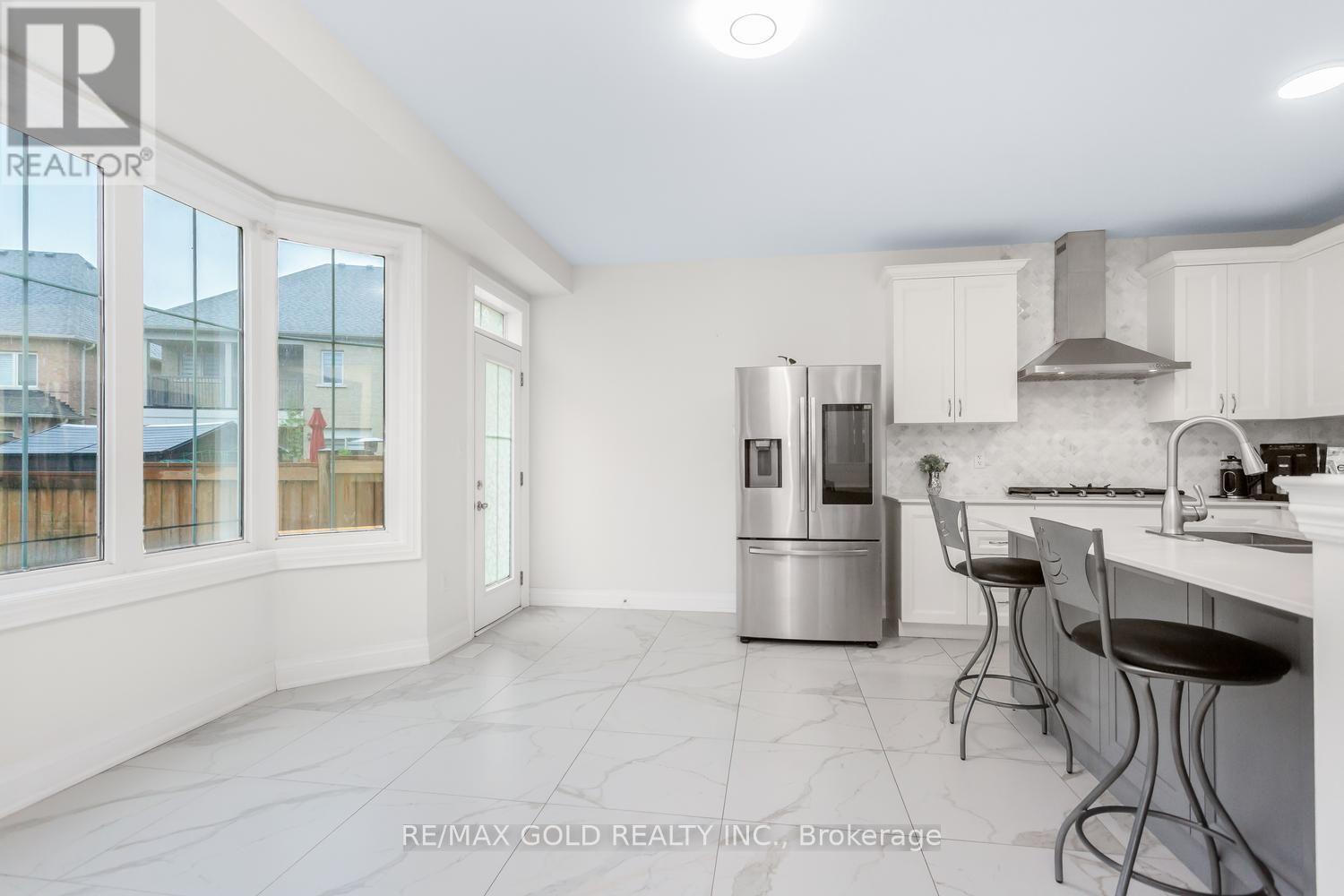 15 FARRINGDON CRESCENT - 24