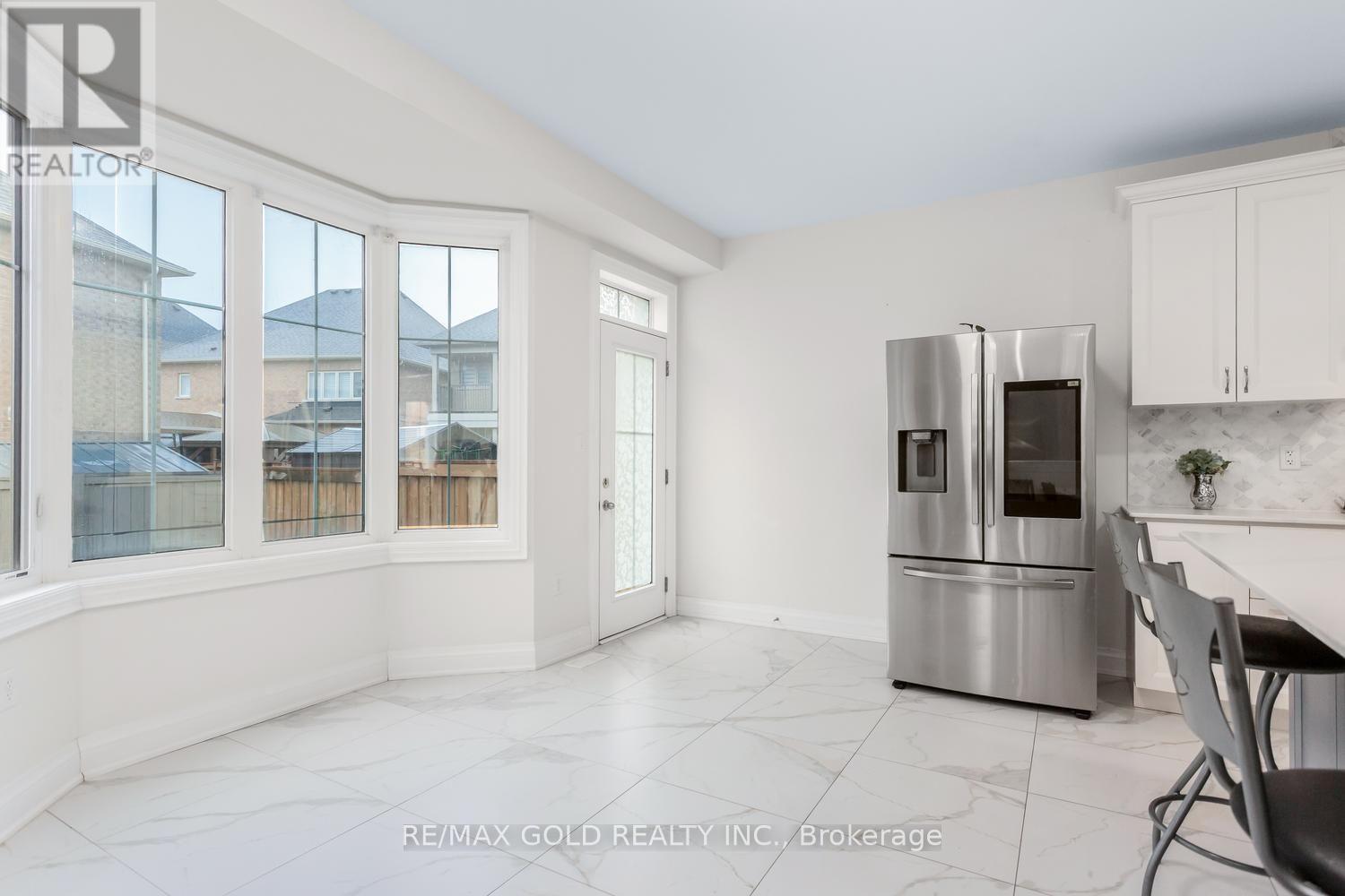 15 FARRINGDON CRESCENT - 23